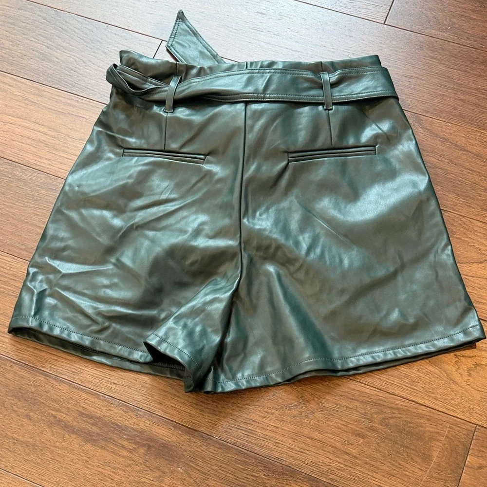 Entro Green Vegan Leather Shorts with Tie Belt NWT Large C11-092
